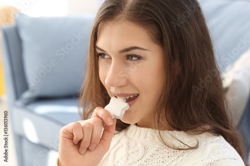 Pretty young woman eating t...