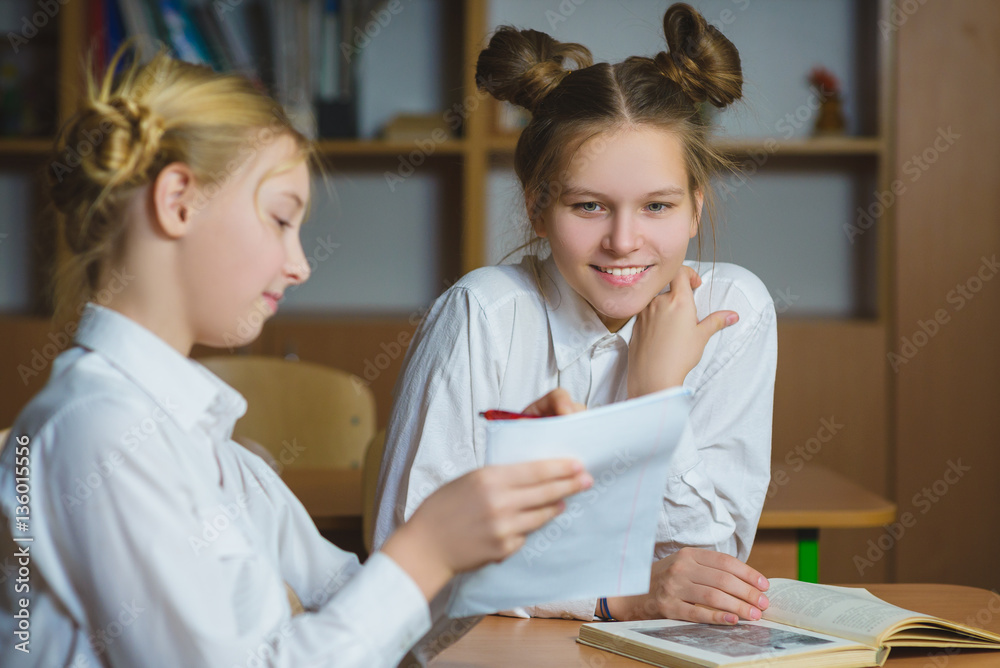 Φωτογραφία Teen girls in the school library or classroom, discussing what they are learning