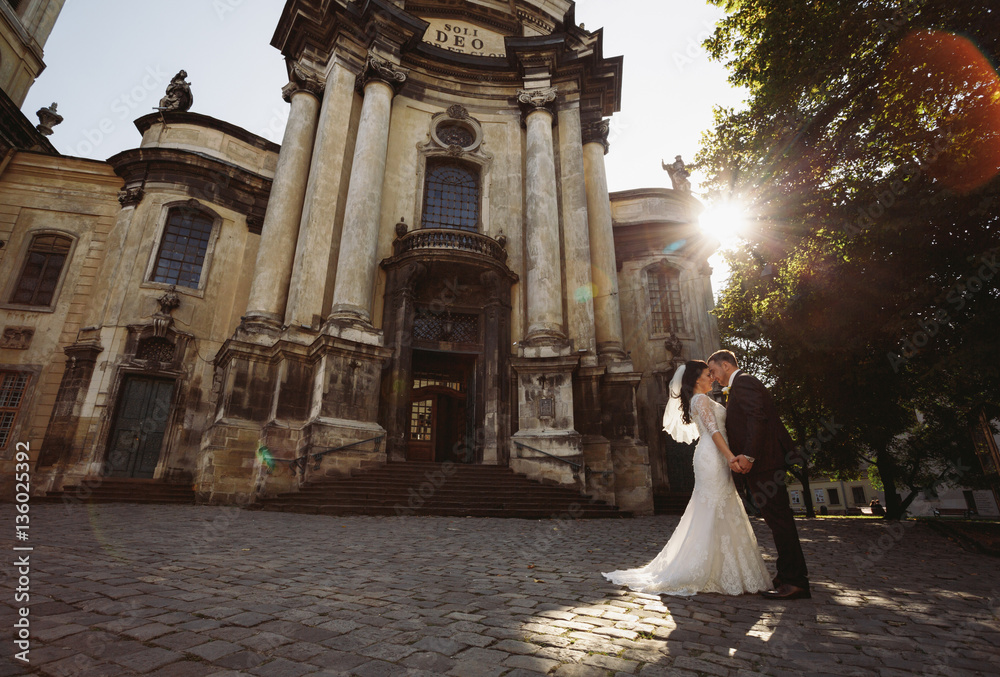 Obraz premium Romantic couple in front of the beautiful church