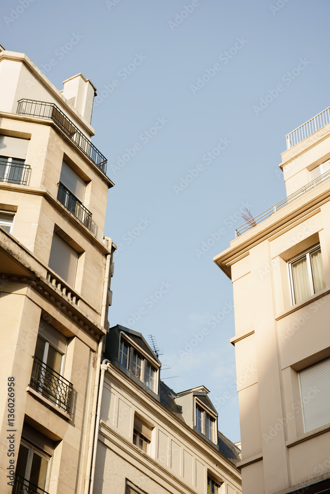 Immeuble et rue de Paris