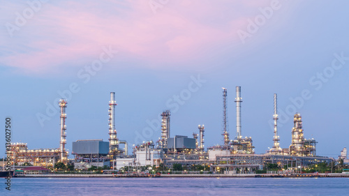 Fotografía Oil refinery plant of Petrochemistry industry in twilight time,