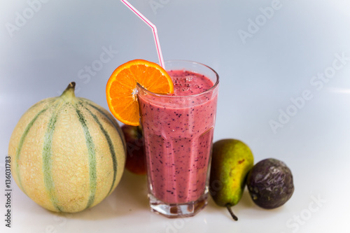 Smoothie auf weißem Hintergrund photo