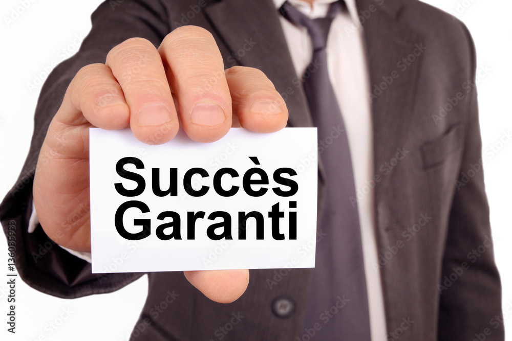 Homme tenant une carte avec succès garanti écrit dessus Homme tenant une carte avec succès garanti écrit dessus