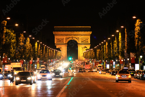 night street Arc de Triomphe du Carrousel © Gleb