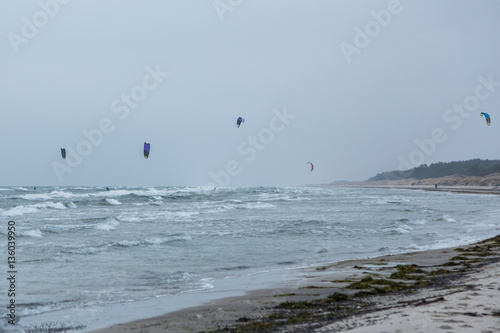 Kitesurfing vid en blåsig sandstrand © Björn Kristersson