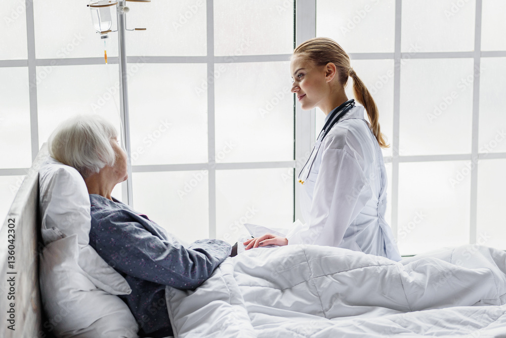 Outgoing physician monitoring physical condition of retiree Outgoing physician monitoring physical condition of retiree