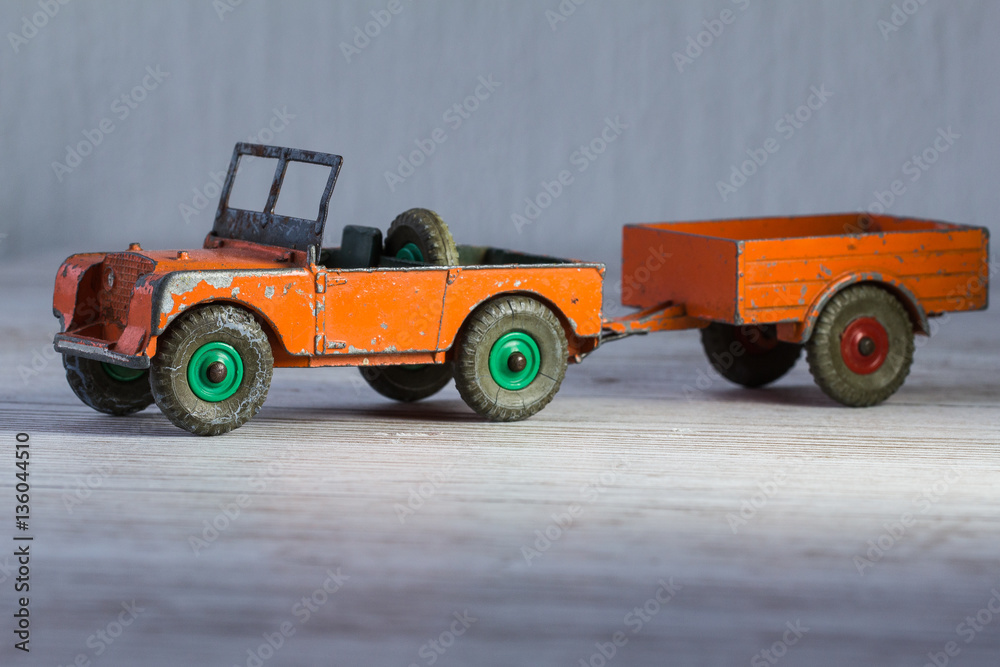 vermogen Gebakjes Genre Wonderful miniature old model of retro Land Rover with trailer. Stock Photo  | Adobe Stock