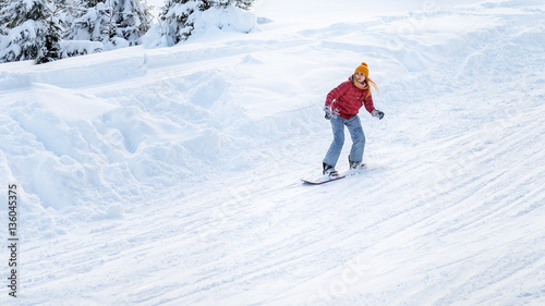 Obraz na płótnie girl goes on a snowboard at the ski slopes w salonie