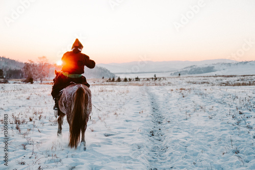 Φωτογραφία National asian horseman with horse on a sunset