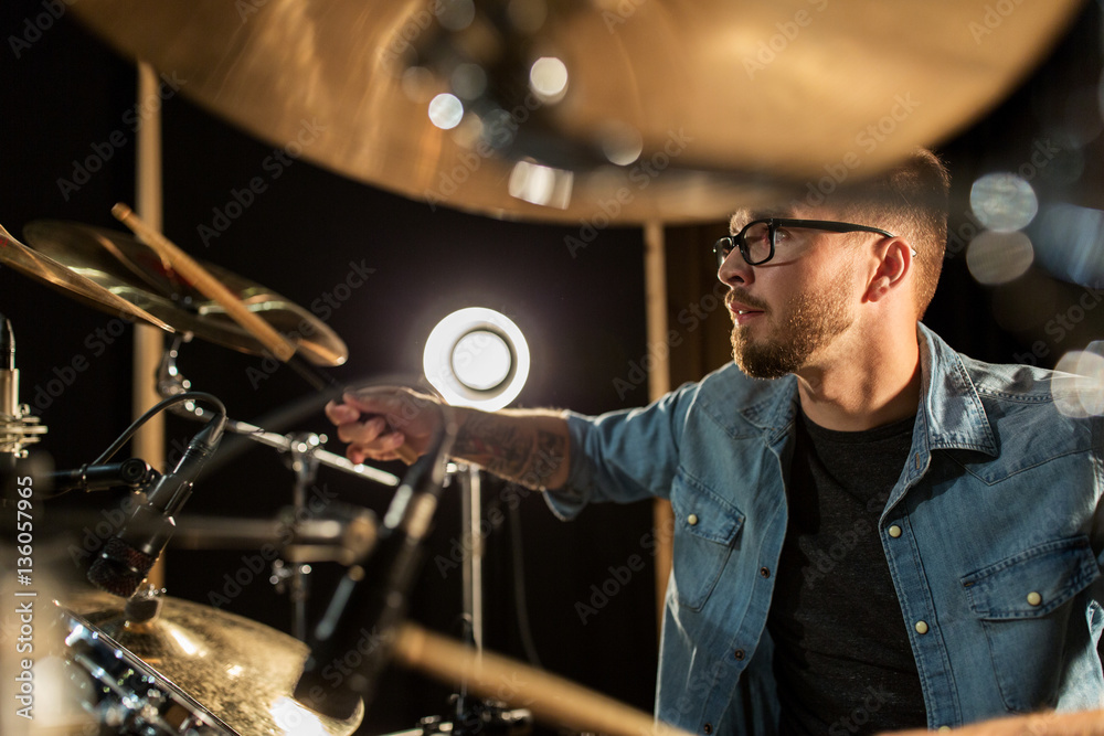 Naklejka premium male musician playing drums and cymbals at concert