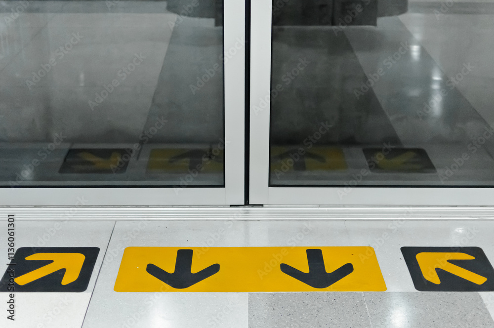 Yellow arrows indicate the entrance to the subway exit door.