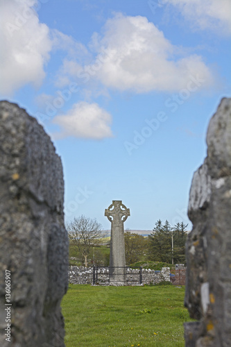 Irland, Hochkreuz von Kilfenora. photo