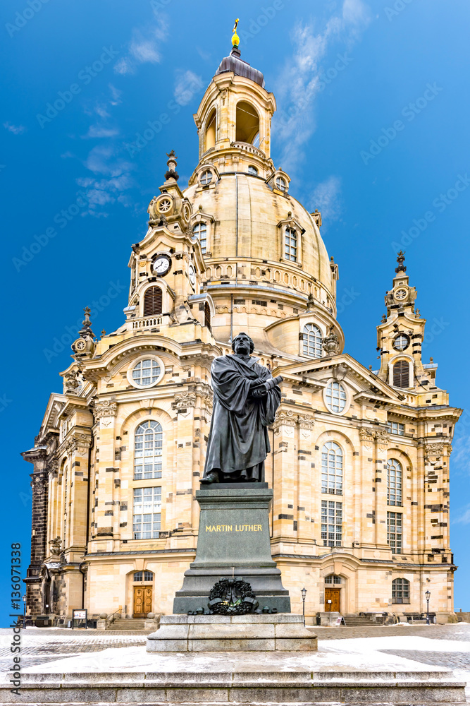 Denkmal von Martin Luther vor der Frauenkirche in Dresden (Deutschland)