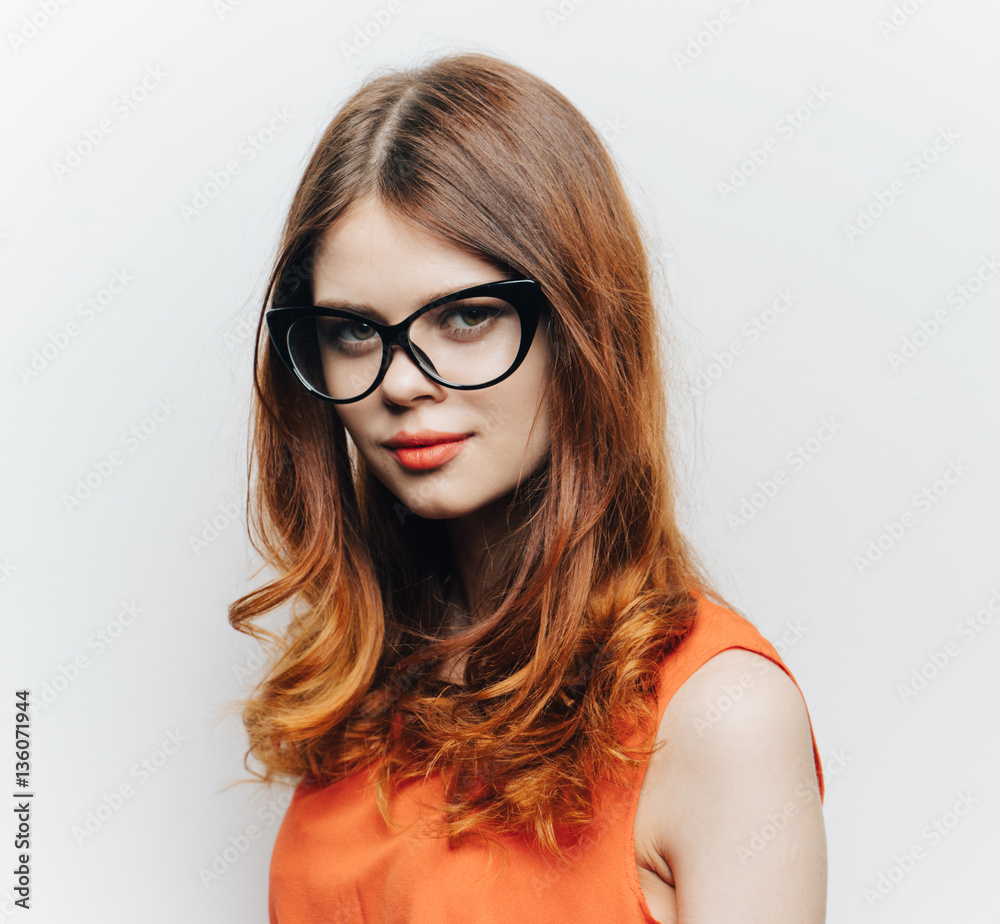Obraz premium red-haired woman with glasses, orange shirt