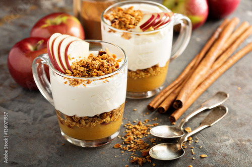 Photos Yogurt and applesauce parfait with granola
