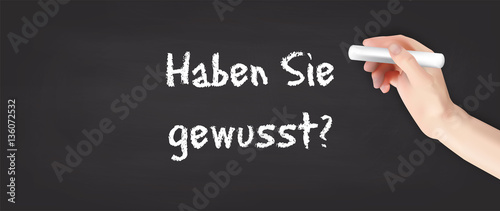 Hand schreibt auf Kreidetafel - Haben Sie gewusst