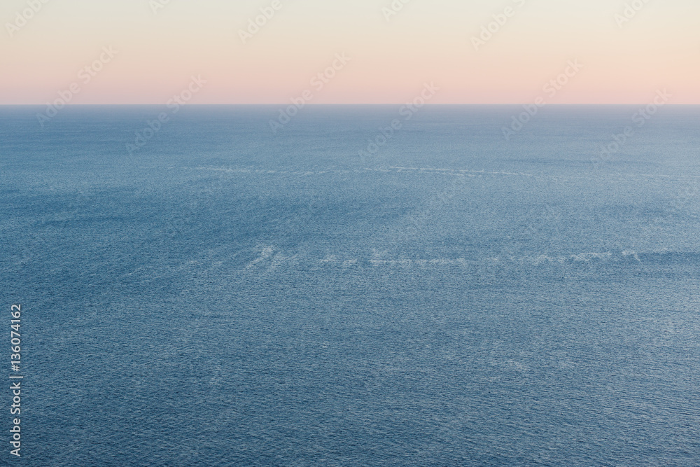 Eine klare Horizontlinie zwischen Meer und Himmel
