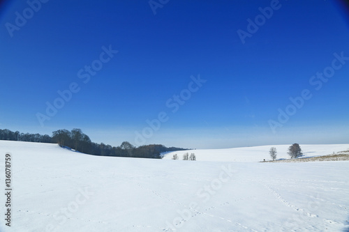 Landschaft im Winter mit blauem Himmel, Erzgebirge, Sachsen, Deutschland