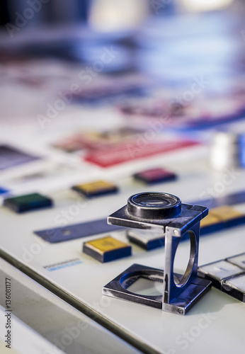 Color management in printing process with magnifying glass