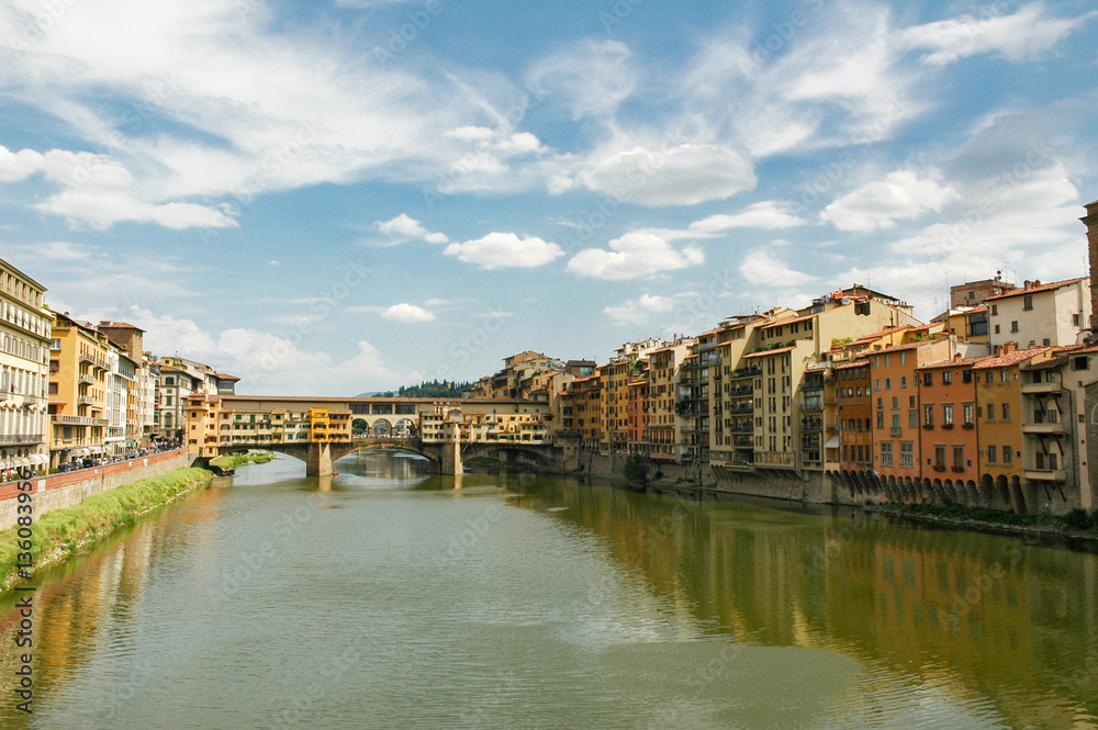 Fluß Arno und Ponte Vecchio in Florenz Toskana