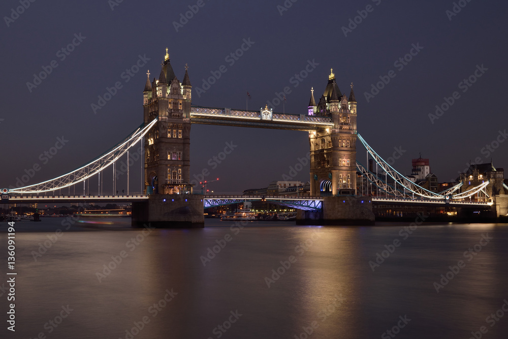 Fototapeta premium Tower bridge at dusk, London, UK, 2013