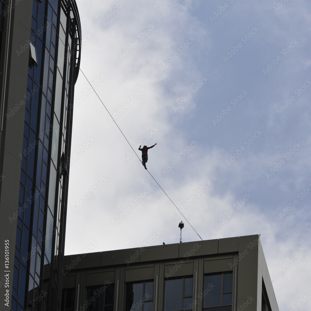hochseilgänger zwischen frankfurter hochhäusern hochseilgänger zwischen frankfurter hochhäusern