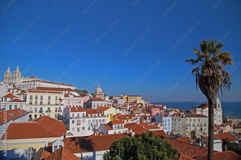 Blick auf die roten Dächer von Alfama in Lissabon, Portugal.