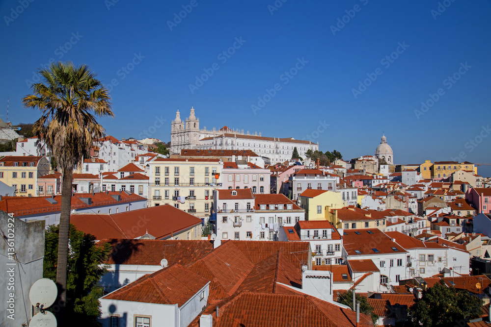 Blick auf die roten Dächer von Alfama in Lissabon, Portugal.