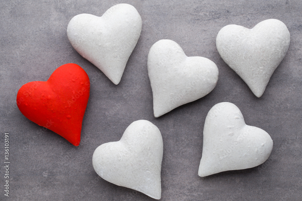 Obraz premium Red hearts on the gray background. Valentine Day background.