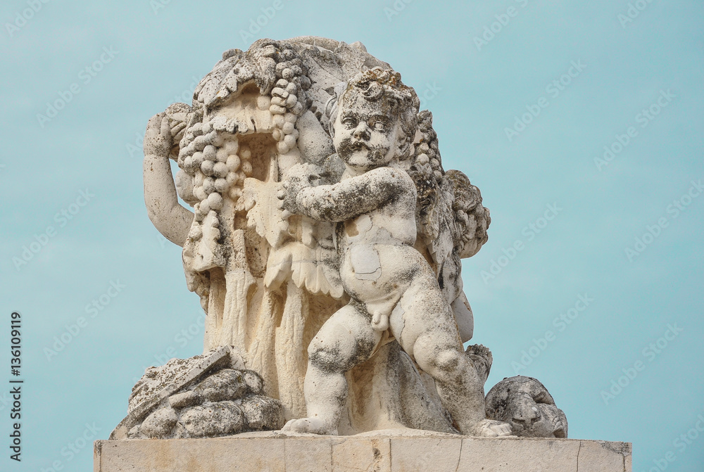 Escultura de un niño en la entrada del Palacio Real de Aranjuez, Madrid, España