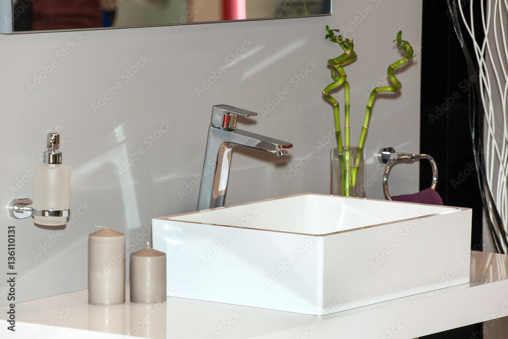 Fotografie Classic ceramic bath sink with chrome faucet