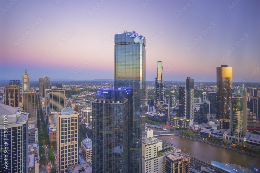 Fototapeta premium An aerial view of Melbourne cityscape at sunrise