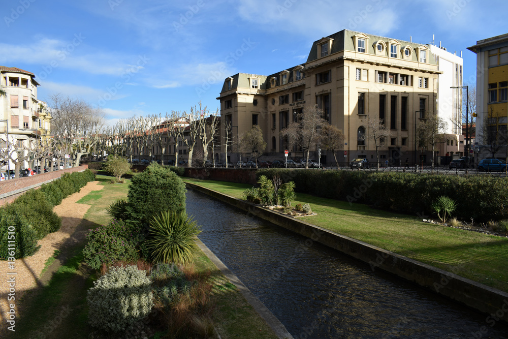 Palais consulaire le long de la rivière La Basse à Perpignan, Pyrénées orientales.