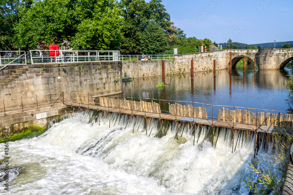 Werra mit Alter Werrabrücke im Hintergrund, Hannoversch Münden Werra mit Alter Werrabrücke im Hintergrund, Hannoversch Münden