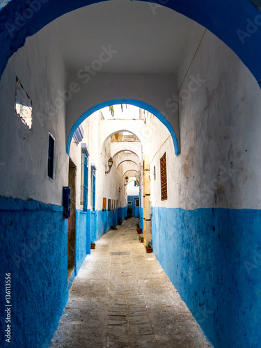 Blue-White alleyway in Medina of Larache © Dennis