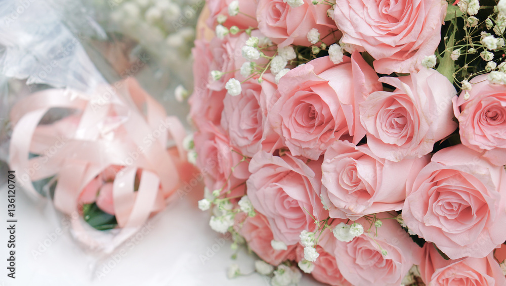 Naklejka premium Bouquet of light pink roses on white table, close up
