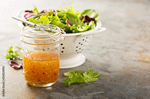 Tableau sur toile Italian vinaigrette dressing in a mason jar