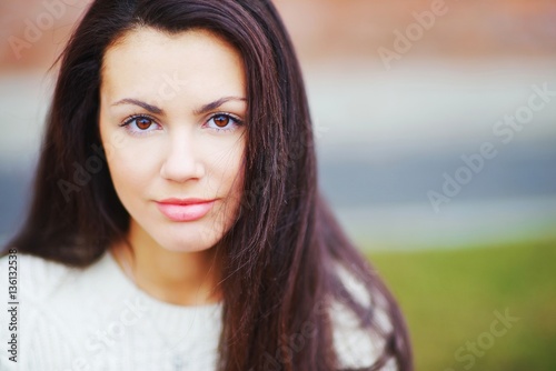 Foto Portrait of young beautiful brown-eyed women brunettes on blurred background, cl