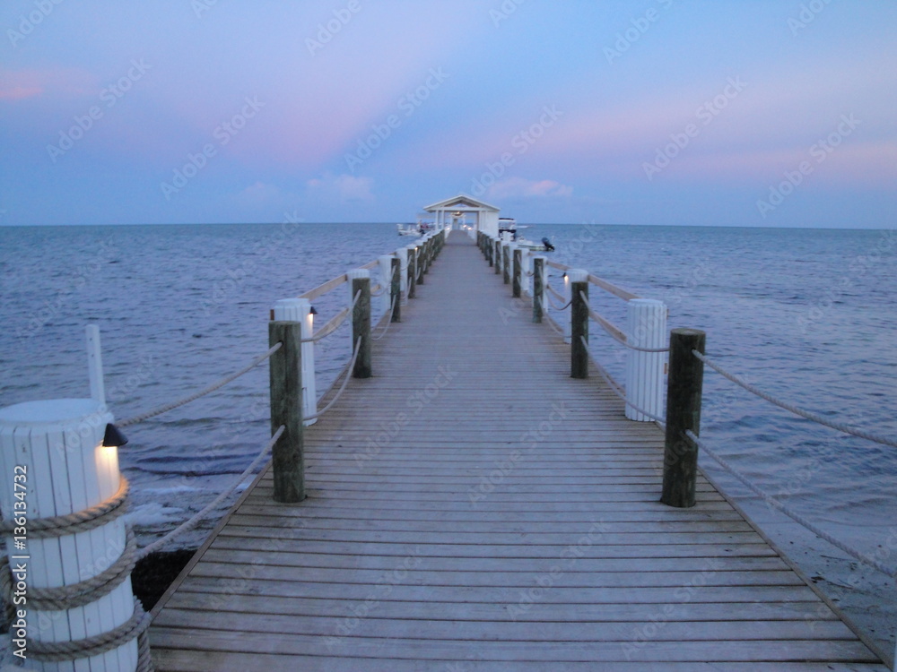 Fototapeta premium Ocean dock o zachodzie słońca