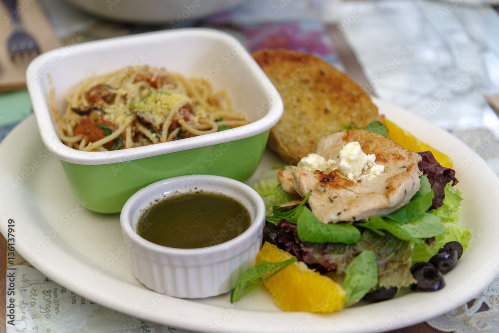 spaghetti , mixed green salad and chicken lunch set spaghetti , mixed green salad and chicken lunch set