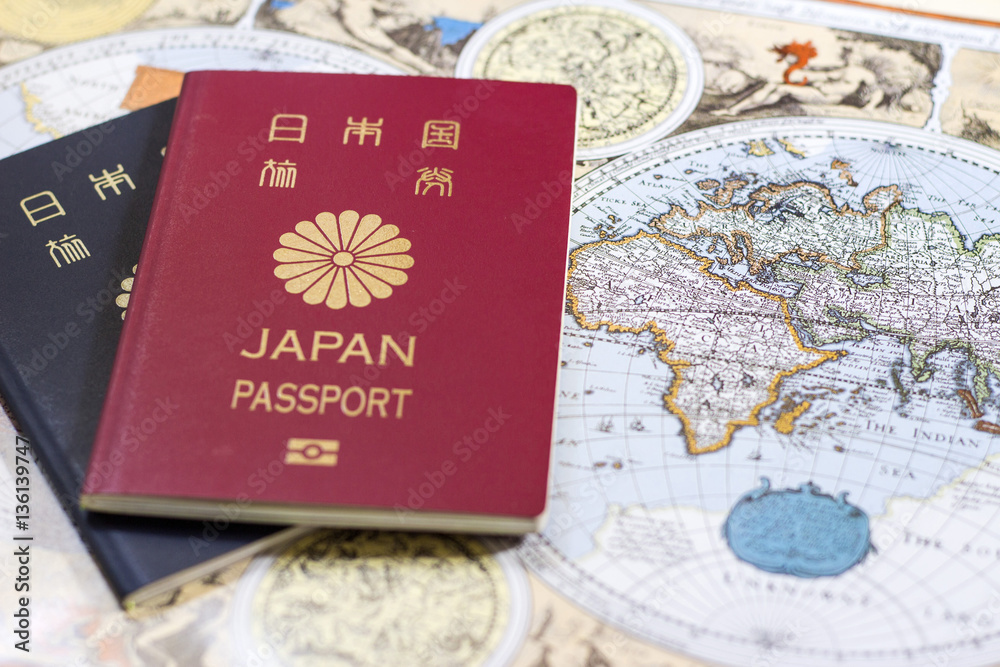 日本のパスポートとアンティークマップ