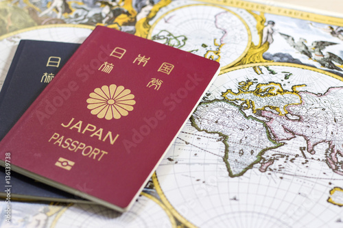 日本のパスポートとアンティークマップ