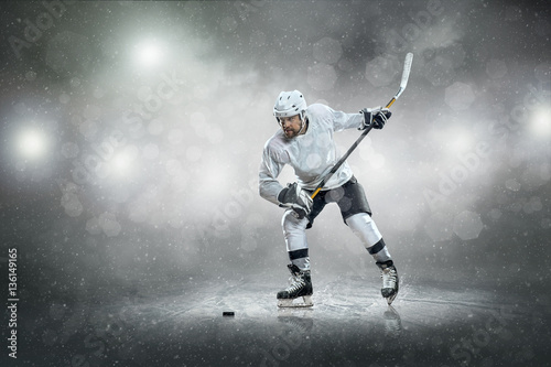 Ice hockey player on the ice, outdoors © Andrii IURLOV