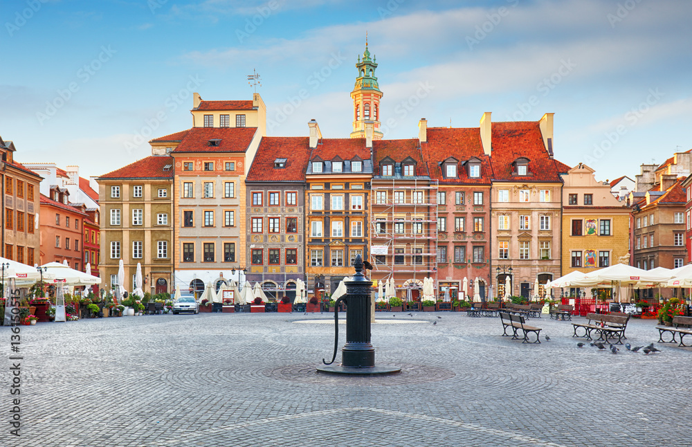 Naklejka premium Warszawa, Polska - 21 sierpnia 2016: Rynek główny na Starym Mieście