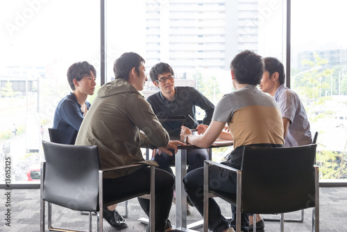 議論する若い研究者たち