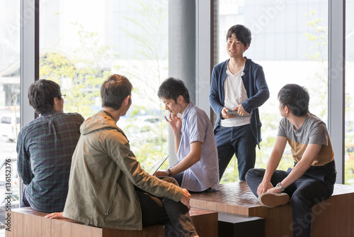 議論する若い研究者たち