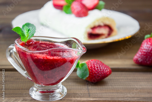 Billede på lærred strawberry jam in a saucer with roll cake