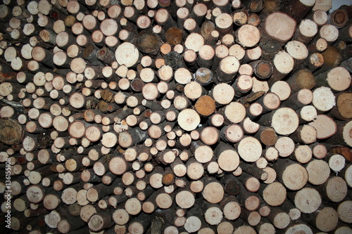 Rundes Holz in verschiedenen Gr    en auf einem Stapel