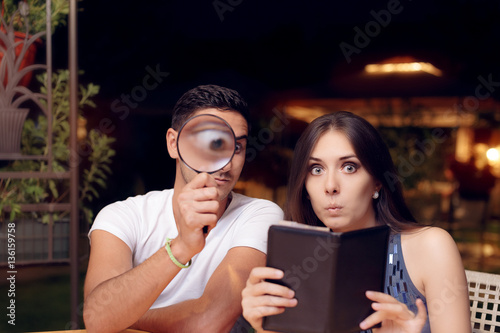 Canvas Print Boyfriend and Girlfriend Surprised by the Expensive Restaurant Bill