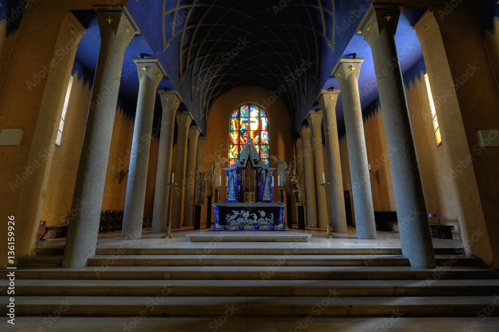 Fototapeta premium St. Michael Saarbrücken, Innenraum, Altar, historische Späth-Orgel